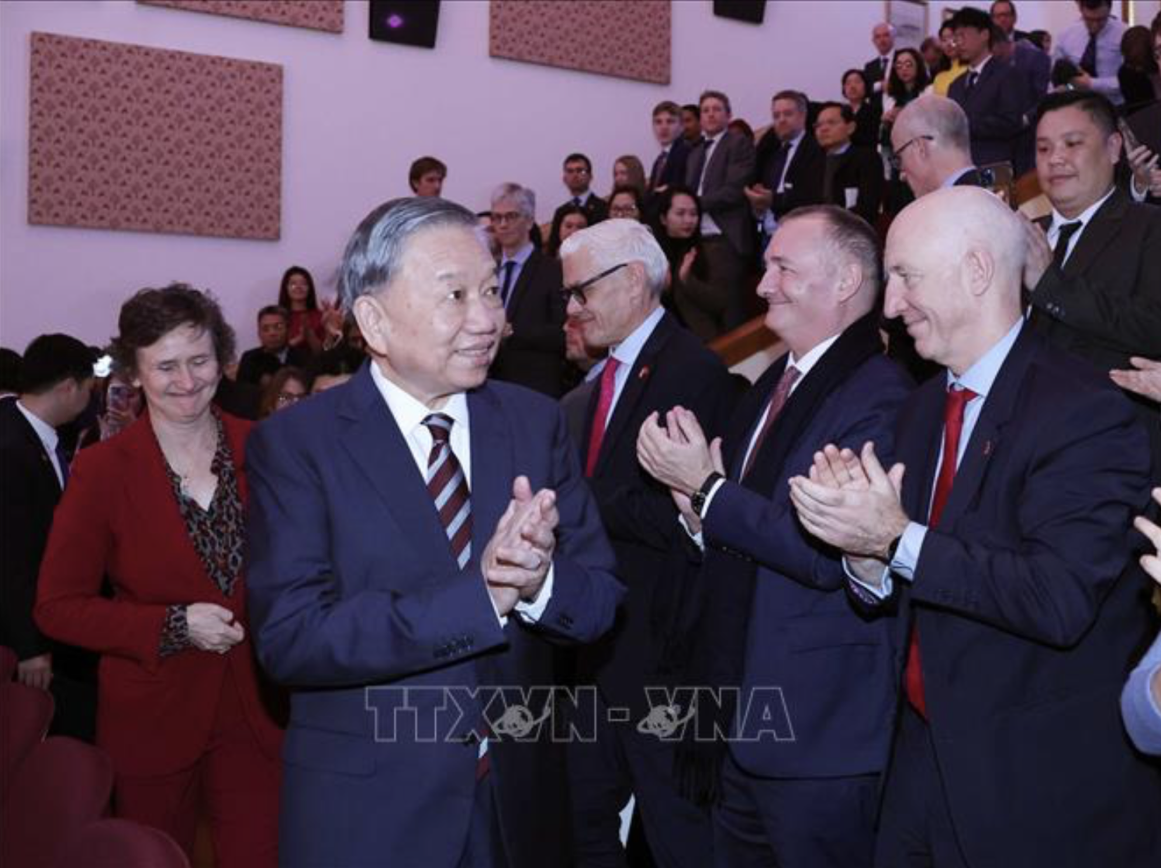 在英国,苏林总书记谈生死攸关的问题与越南的选择